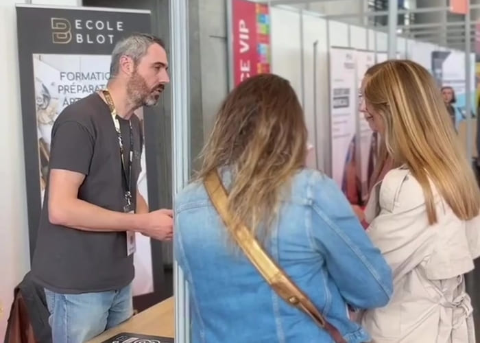 échange entre une étudiante et l'équipe Blot au salon 2026